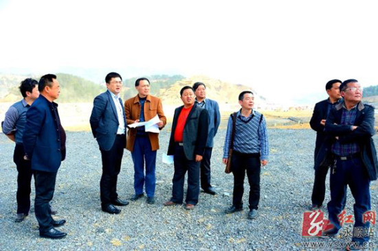 图为永顺县委副书记,县长陈海波(左三),益阳高平教育集团