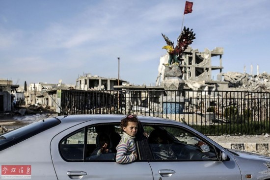 叙利亚4岁孩子误把相机当武器 跪下举手投降(
