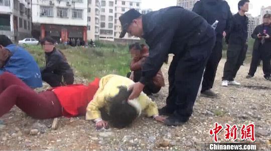 广西南宁抓赌现场:男跳沟女磕头 阿姨尿裤子