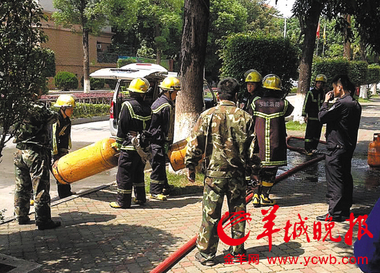 东莞一面包车送煤气泄漏爆燃 疑司机打电话引