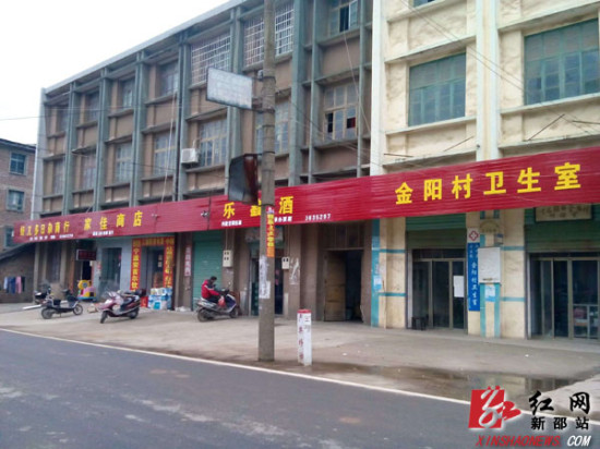 新邵寸石镇店面招牌改头换面(图)