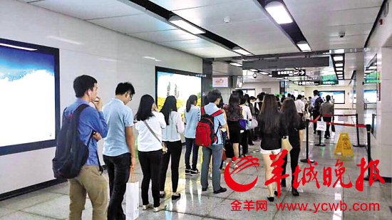 上下班地铁安检排长队引争议