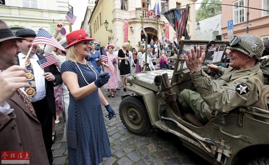 俄媒:约500名中国人参加俄二战胜利70周年活动