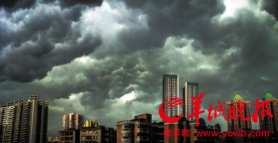 广州昨日暴雨天空一秒变黑夜 今起全省雨水将