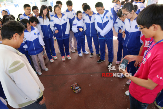 湘大科技作品进中学 一部手机竟能操控玩具车