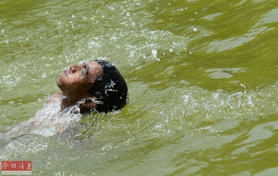境外媒体:印度热浪致千人死亡 高温热融马路(图