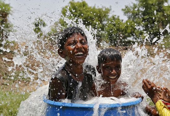 英媒:印度高温热死1800多人 民众吃洋葱防暑