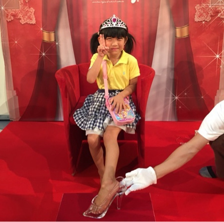 日本评选美足版灰姑娘现场试穿玻璃鞋(图)肉女生的肉手图片