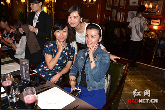 【网友试吃】柏林之家西餐会所:美女网友尽享