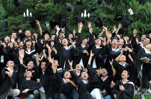 港媒:内地高校盲目扩招藏隐疾 农业大学开模特