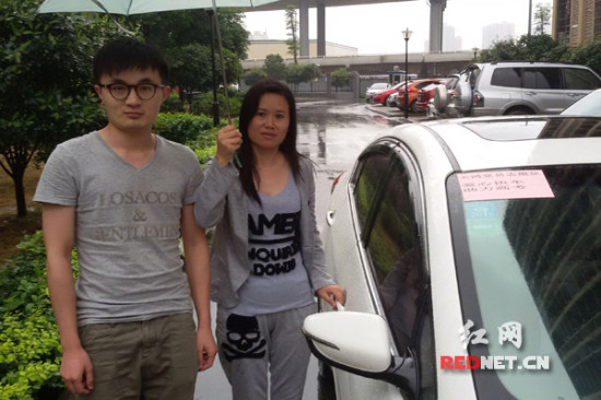 天鸿社区党员志愿者开展爱心送考服务