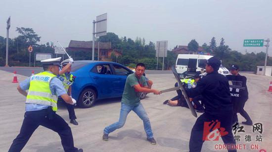 乘客持刀砍杀民警常德高速警察开展防暴演练