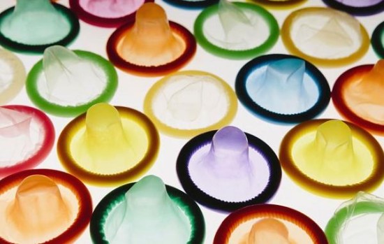 英媒:英国学生发明变色避孕套 遇梅毒变蓝色