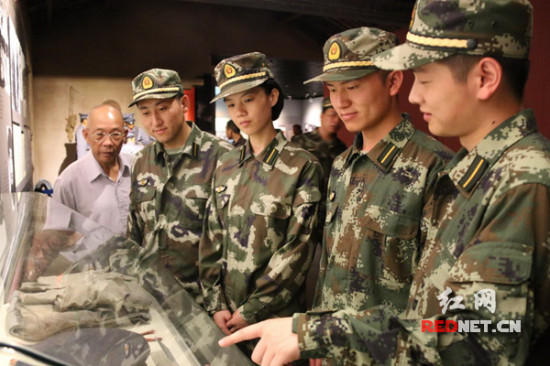 驻岳公安现役部队重走长征路 争做四有军人