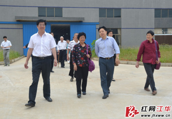 县委书记罗建华正带领老干部们参观考察县经开区企业.