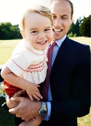 英国乔治王子两岁萌照:在爸爸怀中笑容灿烂(图