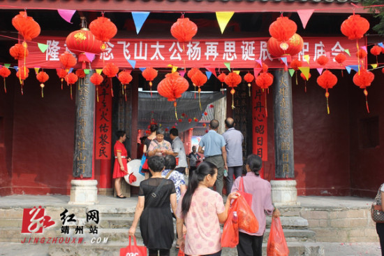 来自各地祭祀飞山太公杨再思的群众陆续进入靖州飞山庙民间人士朝拜飞