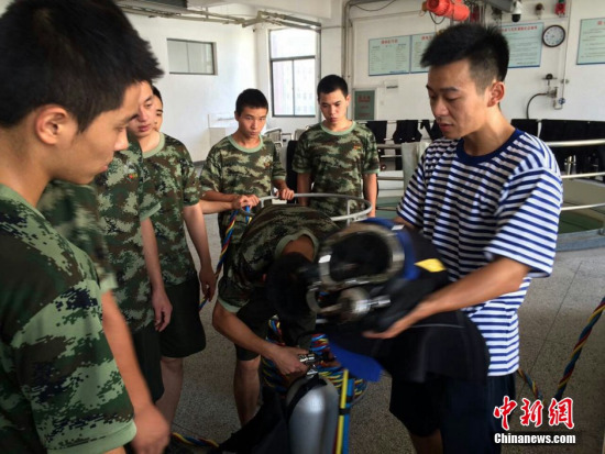 重庆武警船艇支队依托军校资源培养专业潜水员