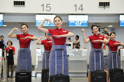 台中机场举办快闪活动 华信航空空姐超吸睛(图