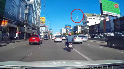 根据曼谷一台行车记录仪捕捉到的画面显示，一颗火球掠过天际，划出一道白色强光。