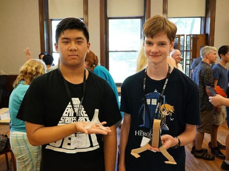 美国华裔小发明家利用网站筹款 如愿购3D打印