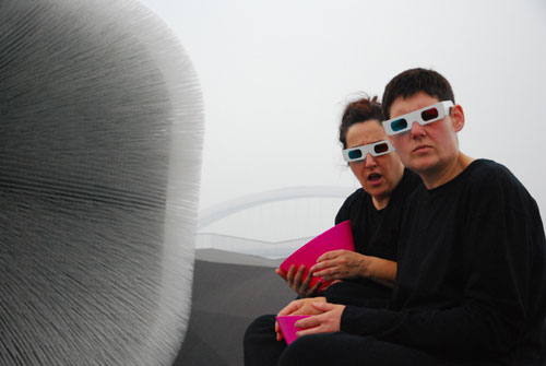 英国馆两名女士戴3D眼镜假装看电影与游客互
