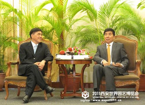 陈宝根与郝龙斌(左)会谈现场。