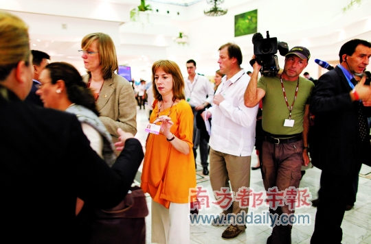 联合国气候变化大会举行前，与会媒体记者在会场外接受安检。南都特派记者 张骏 摄