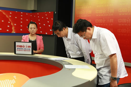 6月11日晚，哈药集团制药总厂厂长吴志军和该厂环境保护部部长韩洪彬专程抵达北京，在中国经济网演播厅，就哈药“超标排放事件”，正式向公众道歉，并宣读了致歉信。