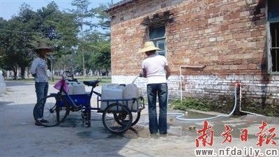 图为村民赴3公里外的镇政府取水