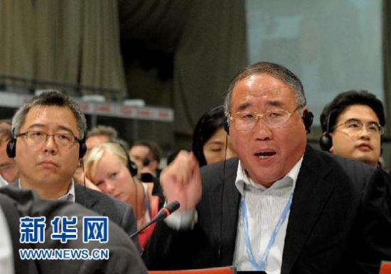 12月11日，在南非德班，中国代表团团长、国家发展和改革委员会副主任解振华（前右）在德班气候大会的全会上发言。 新华社记者 李启华 摄