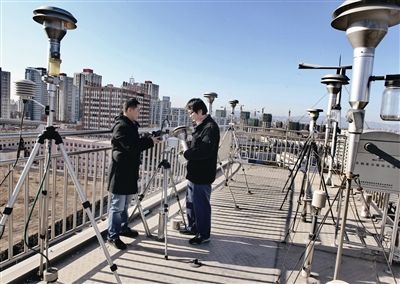 昨天，中国环境监测总站大气室的工作人员正在对PM2.5连续检测仪的切割头进行校验 