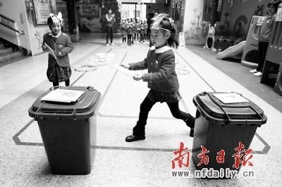南华西街幼儿园的小朋友通过做游戏学习垃圾分类知识 王亮/摄