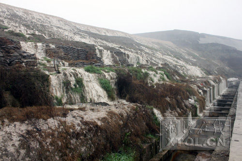 排污“大山”千沟万壑，周边树木基本枯萎。(记者李景辉摄)
