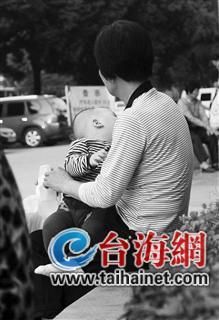 不要抱婴儿到闹市静坐。张伟华/图