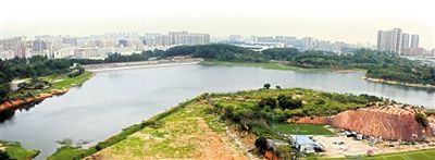 记者近日在龙华民治街道民乐社区一最高点，俯拍到的民治水库全貌。 深圳商报记者 黄希平 摄