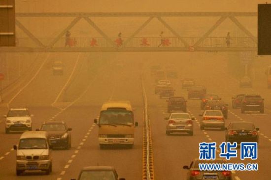 　　6月11日，在武汉市武昌区，市民在雾中出行。当日，湖北武汉出现大雾天气。武汉市中心气象台10时17分发出大雾黄色预警信号。 新华社记者 肖艺九 摄