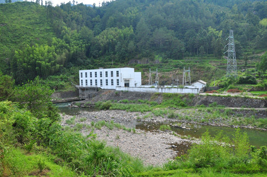 在楠溪江一些支流上，由于建大坝蓄水发电后，河水被拦截起来，致使奔腾不息的溪水断流、枯竭。图为北溪二级(潘坑)电站附近干涸的河道。　原二军摄