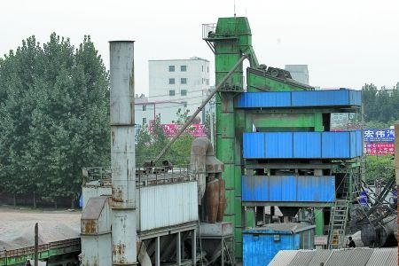中州大道与南四环交叉口南500米的汪垌村内，一家搅拌站飘出大量黑色粉尘，让村民揪心。