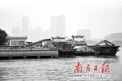 猎德污泥装载码头停泊着多艘等待装载污泥的货轮。