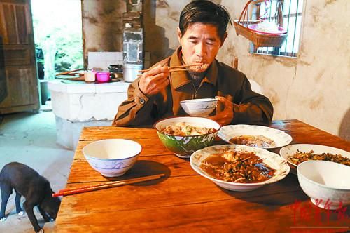 钟兆武独自吃饭