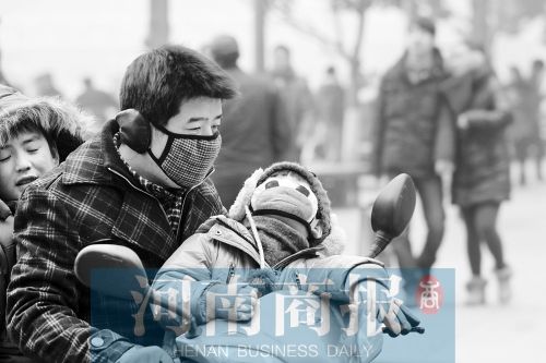 雾霾天气持续，许多市民选择戴口罩出行。