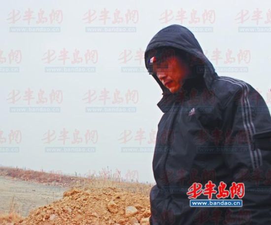 王先生表示，空药瓶是养殖池消毒时遗留的。记者 张伟