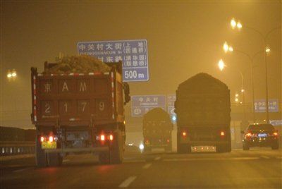 1月30日凌晨0时50分许，三辆无遮挡的渣土车行驶在北四环主路中关村桥附近。