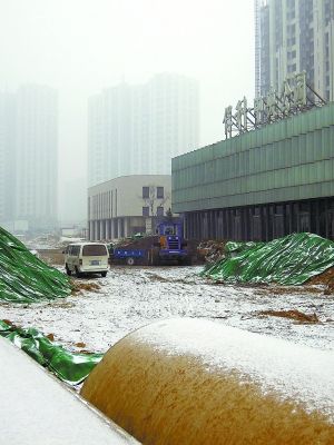 昨天下午，保利·中央公园施工现场仍有铲车在装卸渣土。孙毅摄 D175 