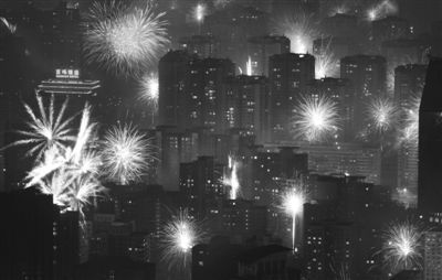 2012年1月23日凌晨，从国贸三期80层高处俯视，北京满城烟花绽放，远处的建筑物笼罩在一片雾霾中。资料图片/新京报记者 陈杰摄