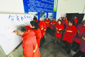 环卫工人在写字板上“签约”。摄影 陈彬彬
