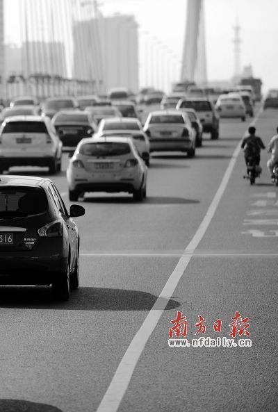  汽车狭小密闭，车内污染对健康损伤大。