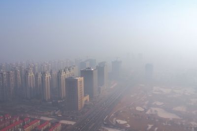 2月1日，石家庄笼罩在雾霾之中。