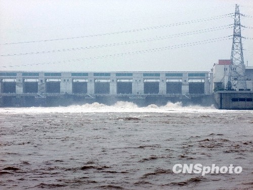 三峡建库来最大洪峰通过大坝(组图)